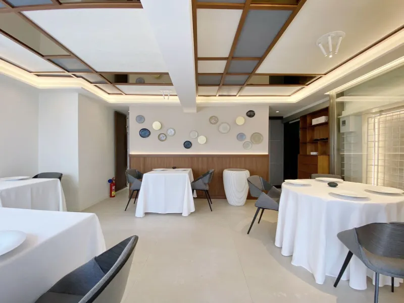 Building in the old town consisting of a house with a private terrace on the upper floor. And a nice restaurant on the ground floor, with a valid opening license. And use of the terrace for tables.