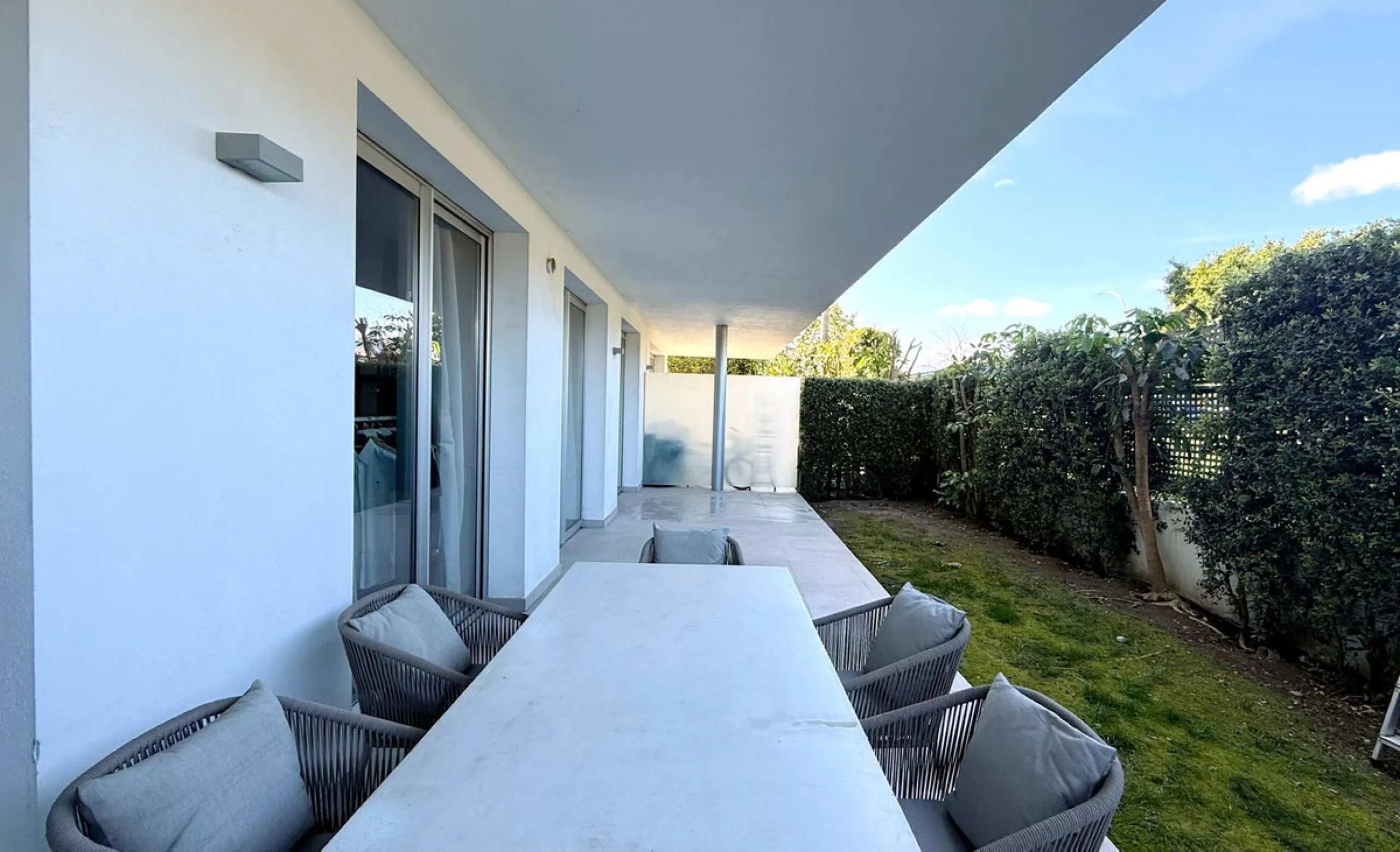 Exclusive 3-Bedroom Apartment with Private Garden in Bel Air, Cancelada!