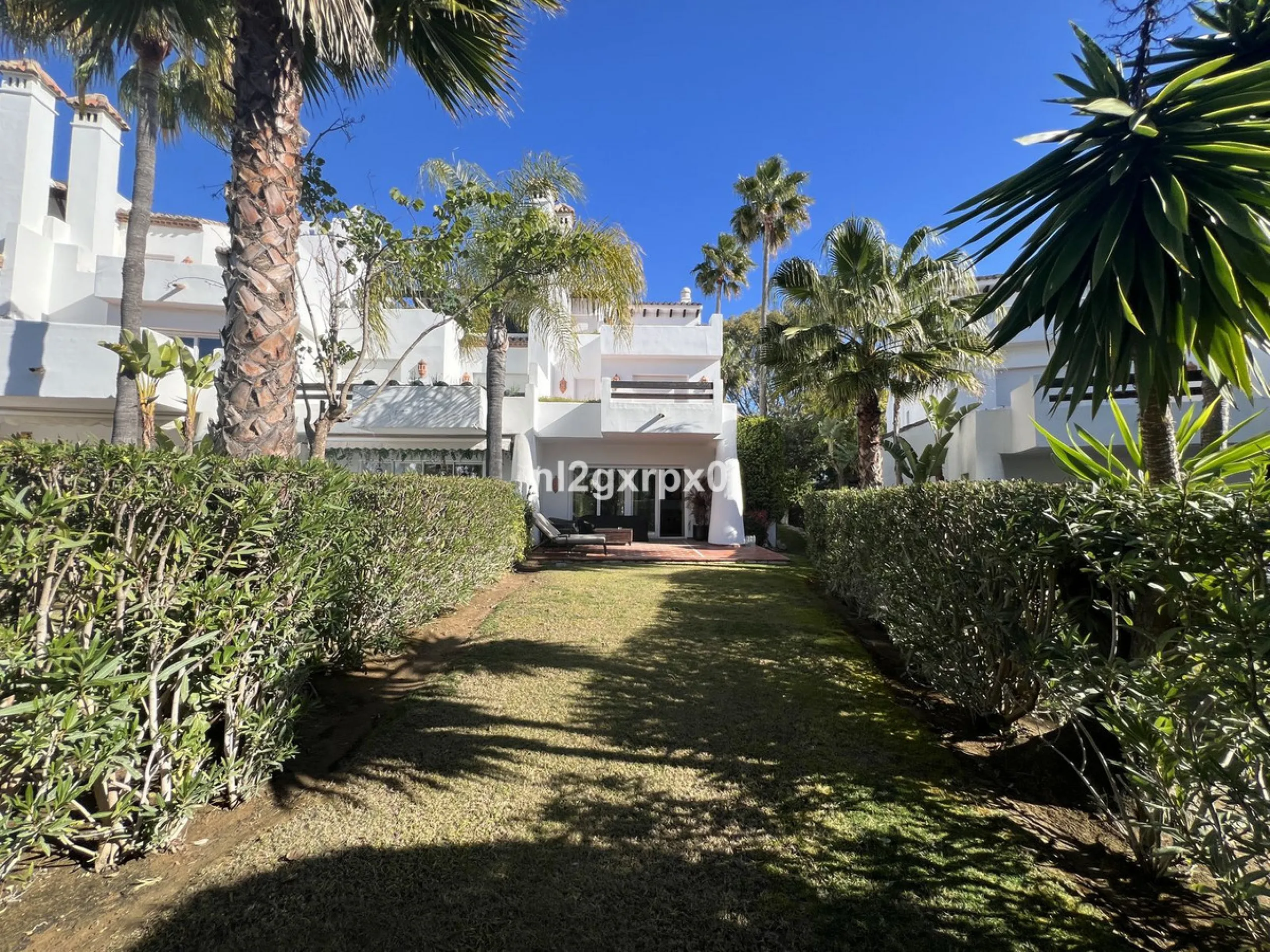 House - Semi-Detached House в продаже в Estepona, Málaga. В доме 3 спален и 3 ванных комнат. Площадь дома 338 м². Площадь участка 200 м²