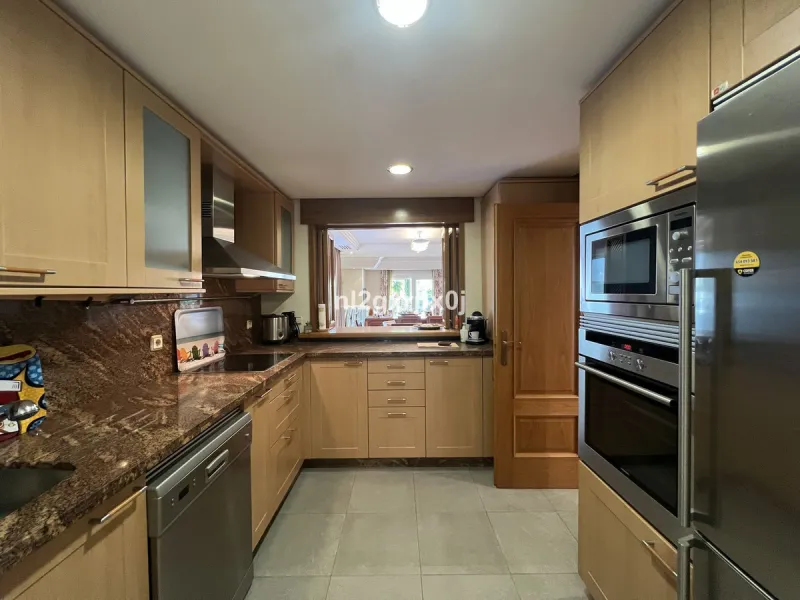 House - Semi-Detached House в продаже в Estepona, Málaga. В доме 3 спален и 3 ванных комнат. Площадь дома 338 м². Площадь участка 200 м²