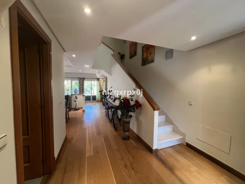 House - Semi-Detached House в продаже в Estepona, Málaga. В доме 3 спален и 3 ванных комнат. Площадь дома 338 м². Площадь участка 200 м²