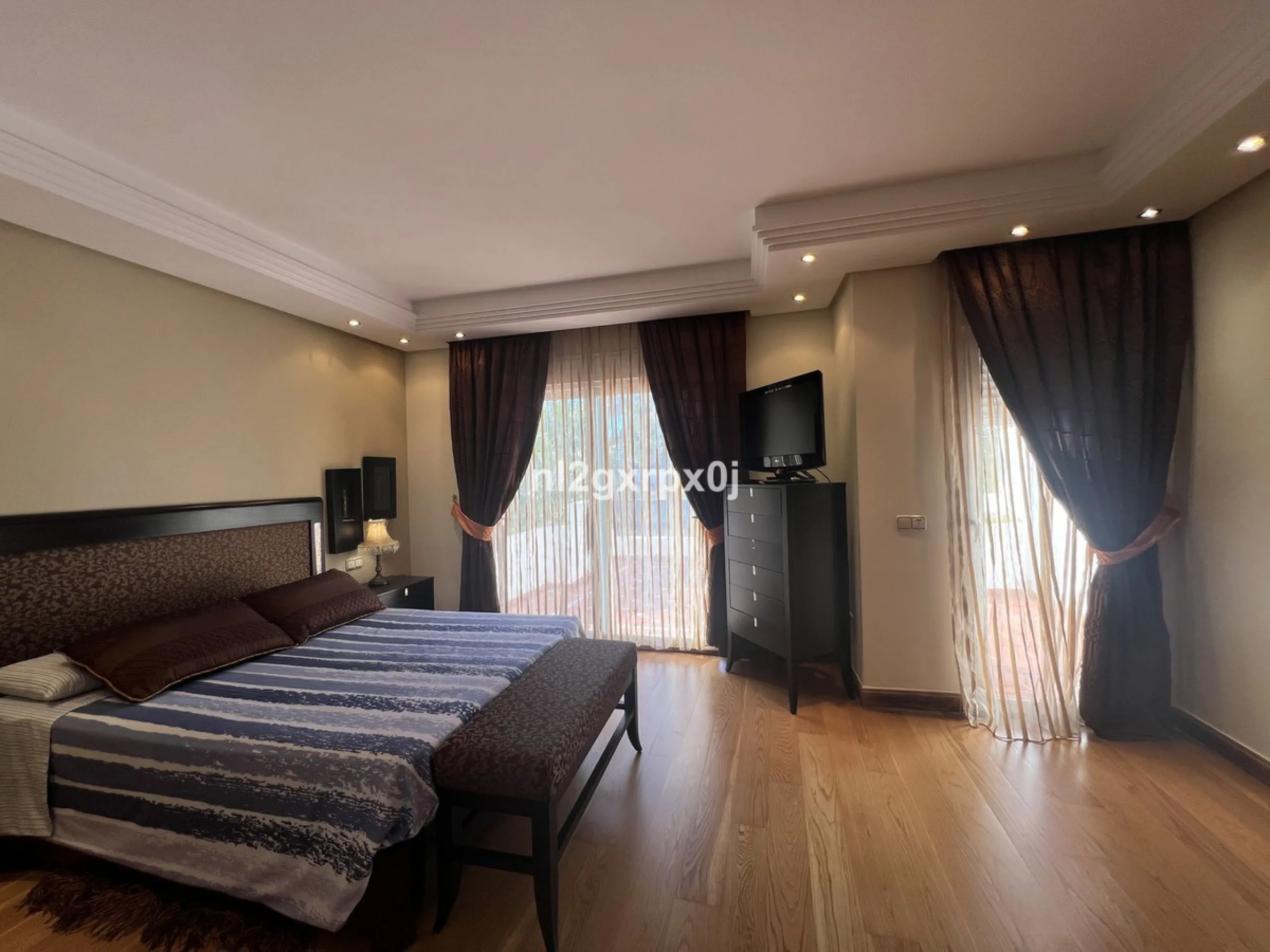 House - Semi-Detached House в продаже в Estepona, Málaga. В доме 3 спален и 3 ванных комнат. Площадь дома 338 м². Площадь участка 200 м²