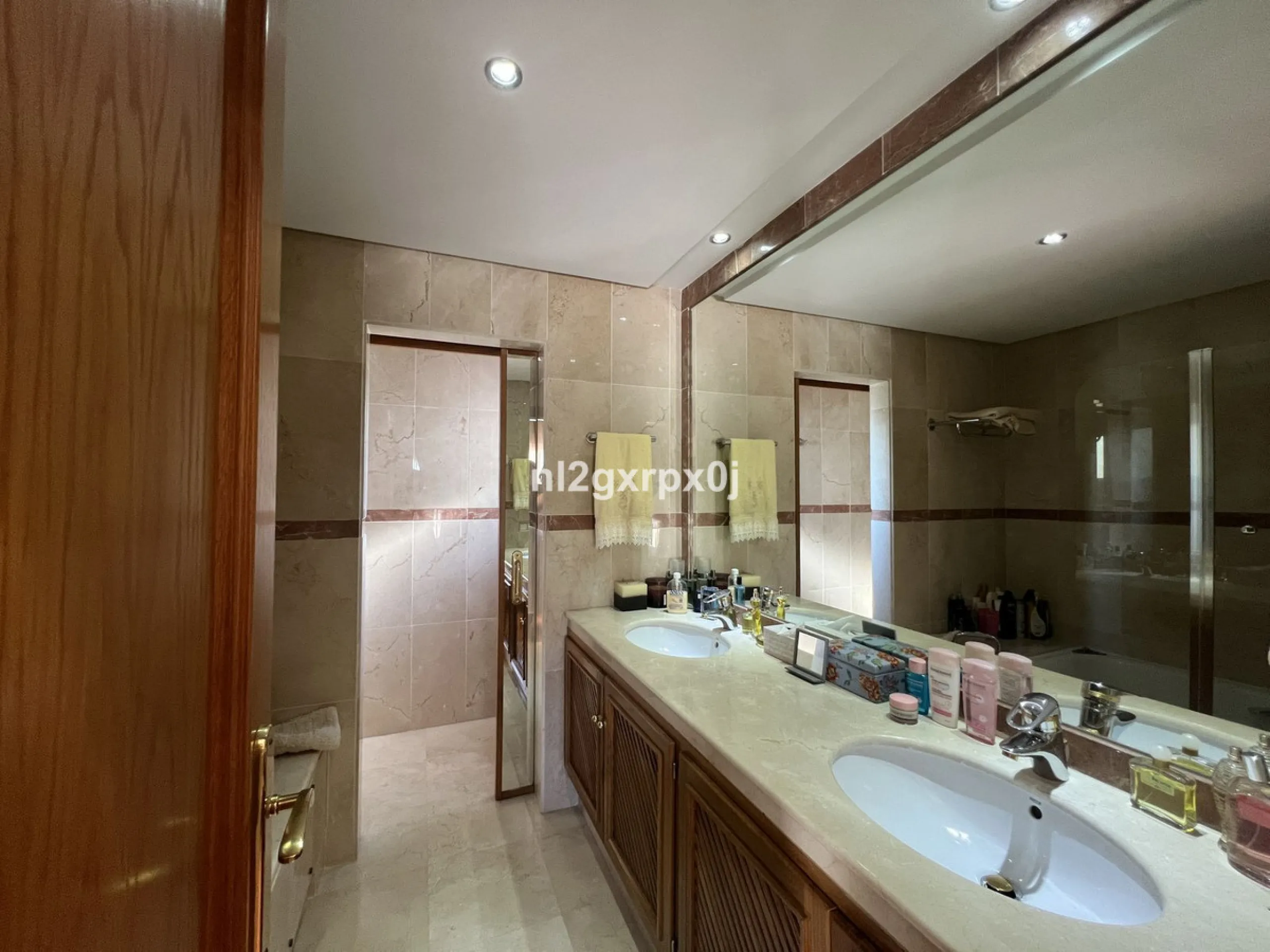 House - Semi-Detached House в продаже в Estepona, Málaga. В доме 3 спален и 3 ванных комнат. Площадь дома 338 м². Площадь участка 200 м²