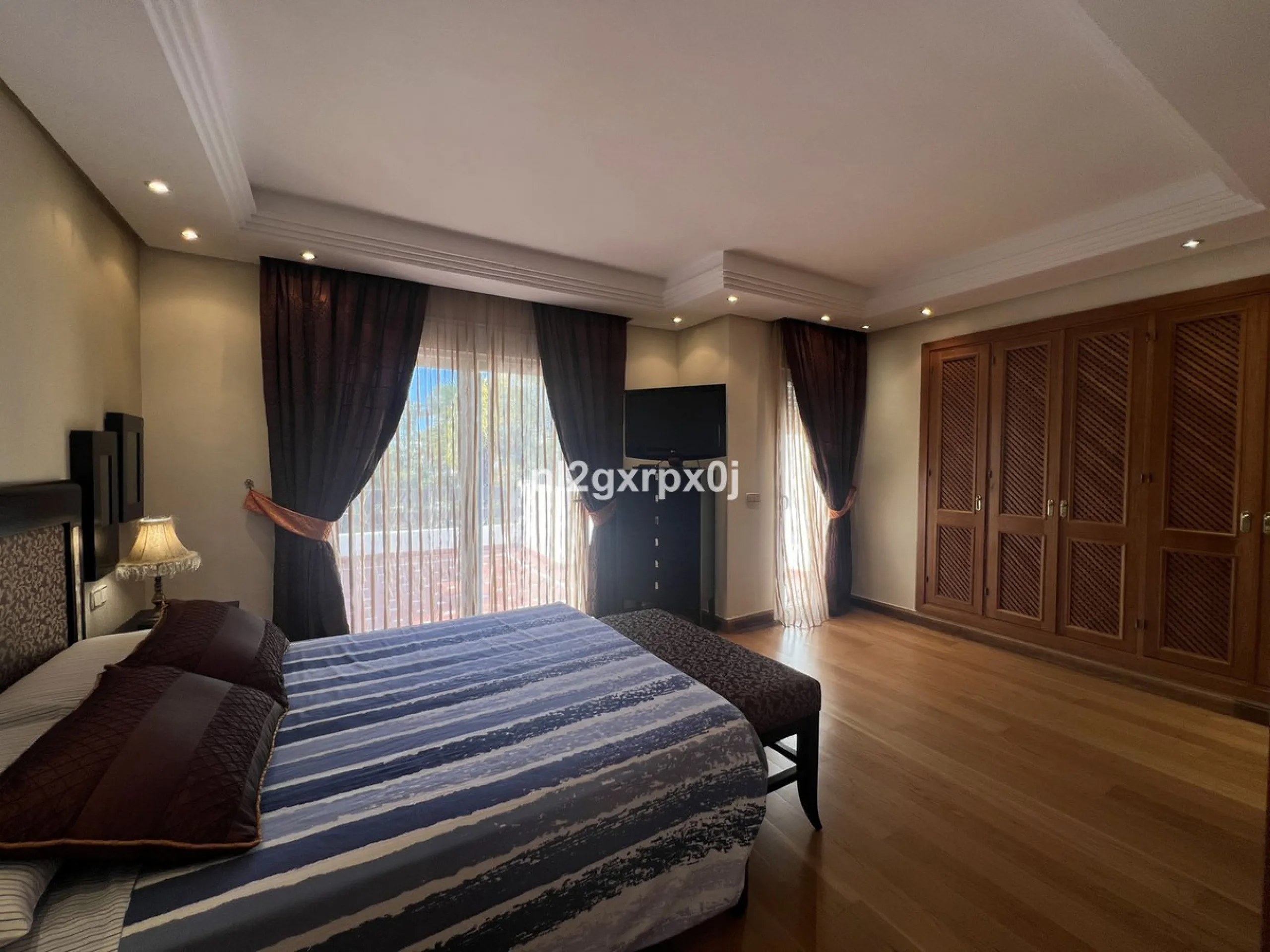 House - Semi-Detached House в продаже в Estepona, Málaga. В доме 3 спален и 3 ванных комнат. Площадь дома 338 м². Площадь участка 200 м²