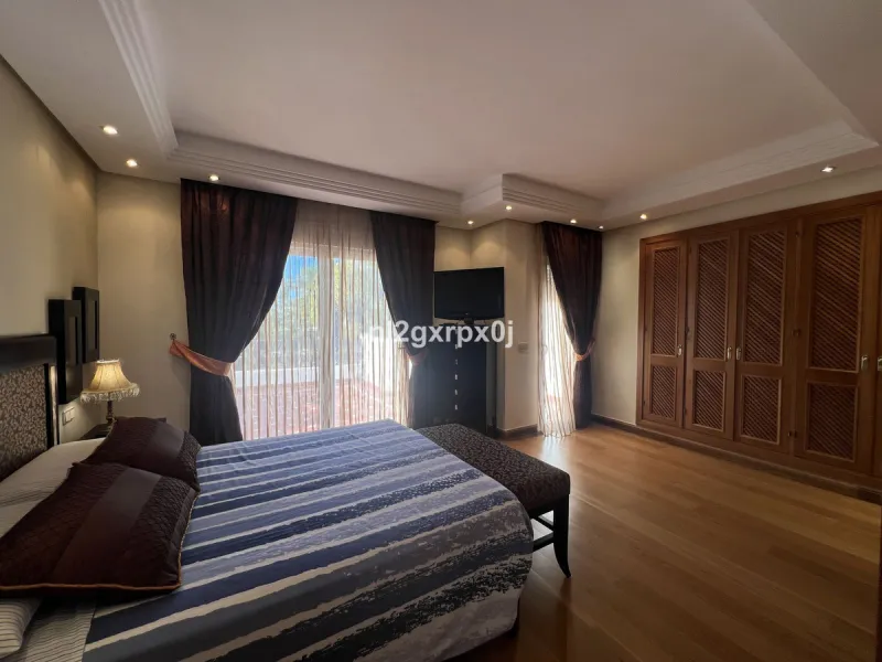 House - Semi-Detached House в продаже в Estepona, Málaga. В доме 3 спален и 3 ванных комнат. Площадь дома 338 м². Площадь участка 200 м²