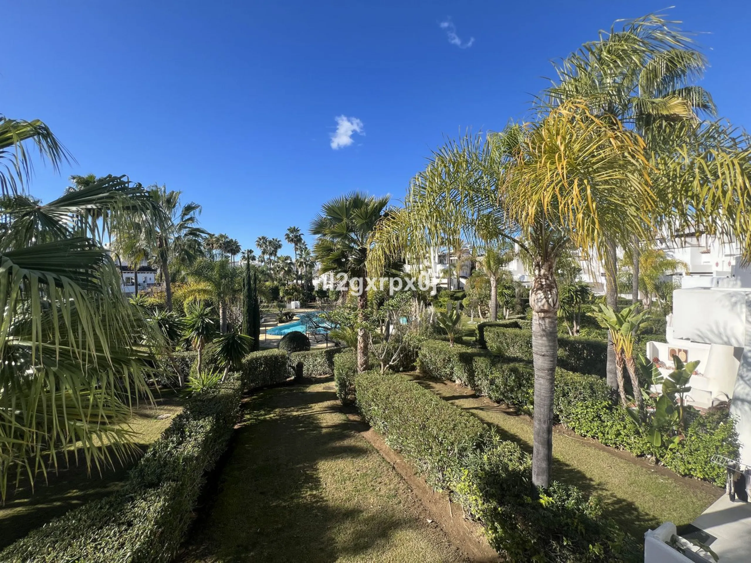 House - Semi-Detached House в продаже в Estepona, Málaga. В доме 3 спален и 3 ванных комнат. Площадь дома 338 м². Площадь участка 200 м²