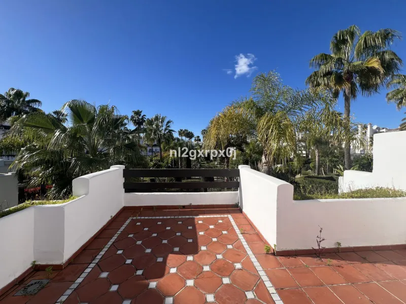 House - Semi-Detached House в продаже в Estepona, Málaga. В доме 3 спален и 3 ванных комнат. Площадь дома 338 м². Площадь участка 200 м²