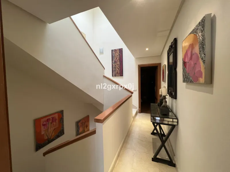 House - Semi-Detached House в продаже в Estepona, Málaga. В доме 3 спален и 3 ванных комнат. Площадь дома 338 м². Площадь участка 200 м²