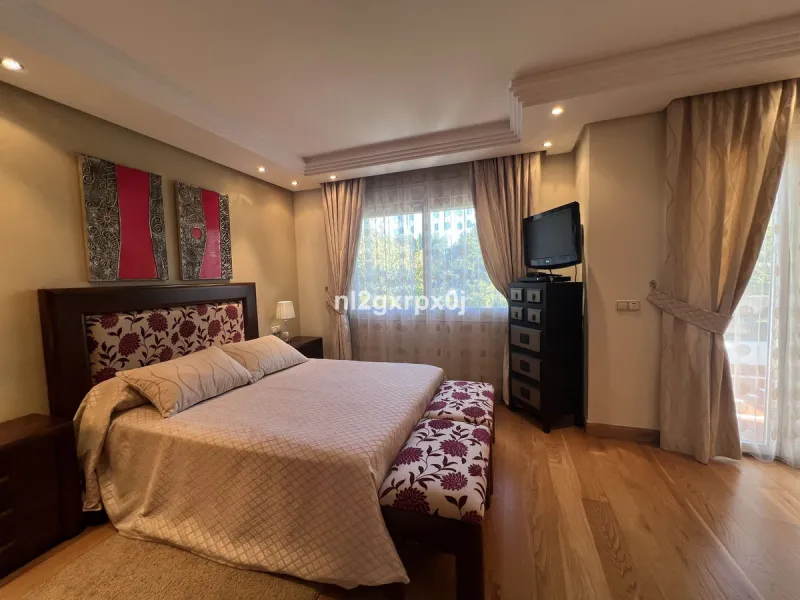 House - Semi-Detached House в продаже в Estepona, Málaga. В доме 3 спален и 3 ванных комнат. Площадь дома 338 м². Площадь участка 200 м²
