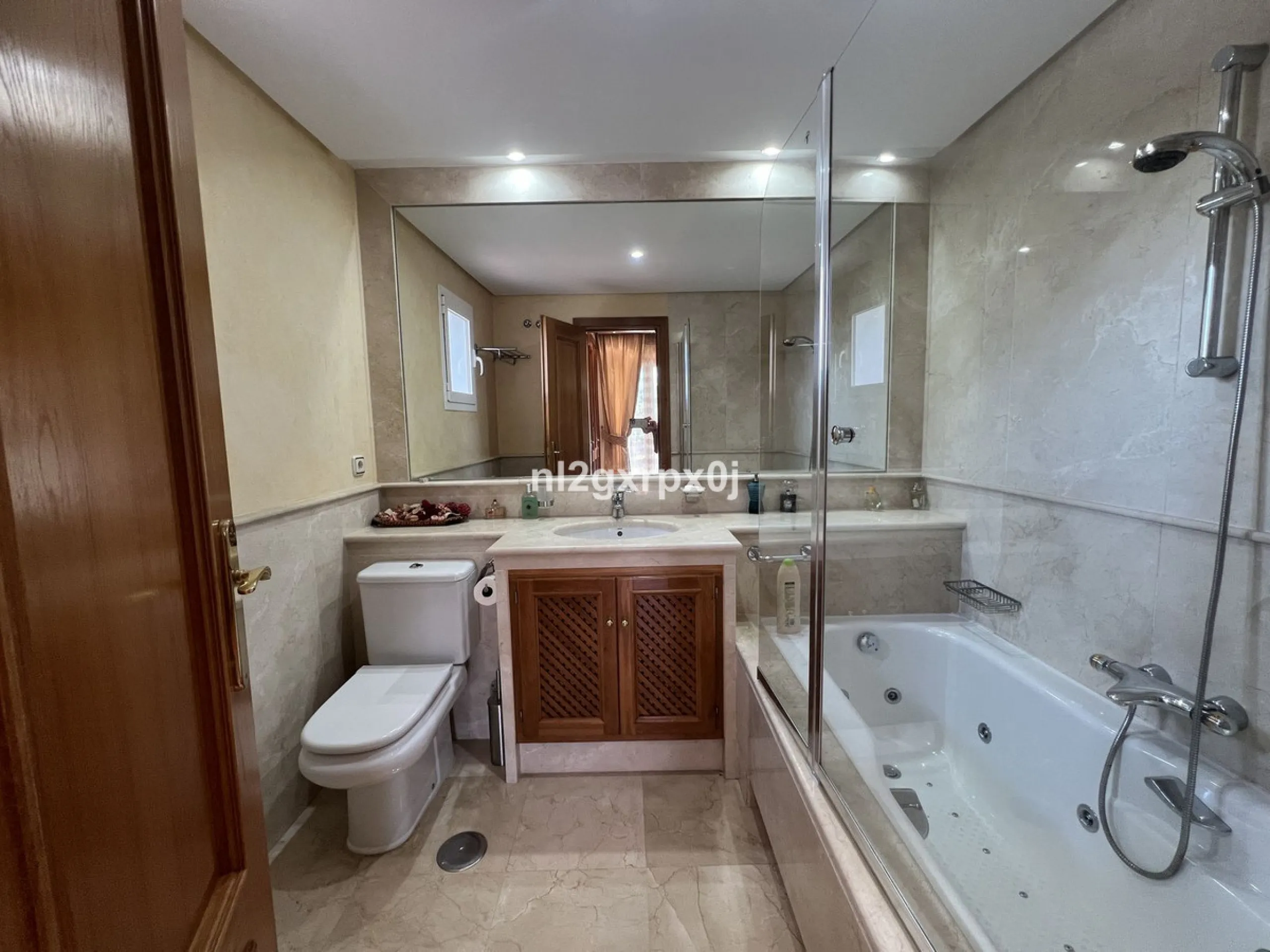 House - Semi-Detached House в продаже в Estepona, Málaga. В доме 3 спален и 3 ванных комнат. Площадь дома 338 м². Площадь участка 200 м²