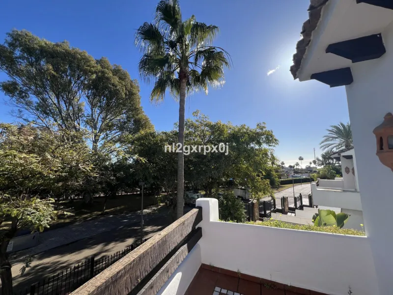 House - Semi-Detached House в продаже в Estepona, Málaga. В доме 3 спален и 3 ванных комнат. Площадь дома 338 м². Площадь участка 200 м²