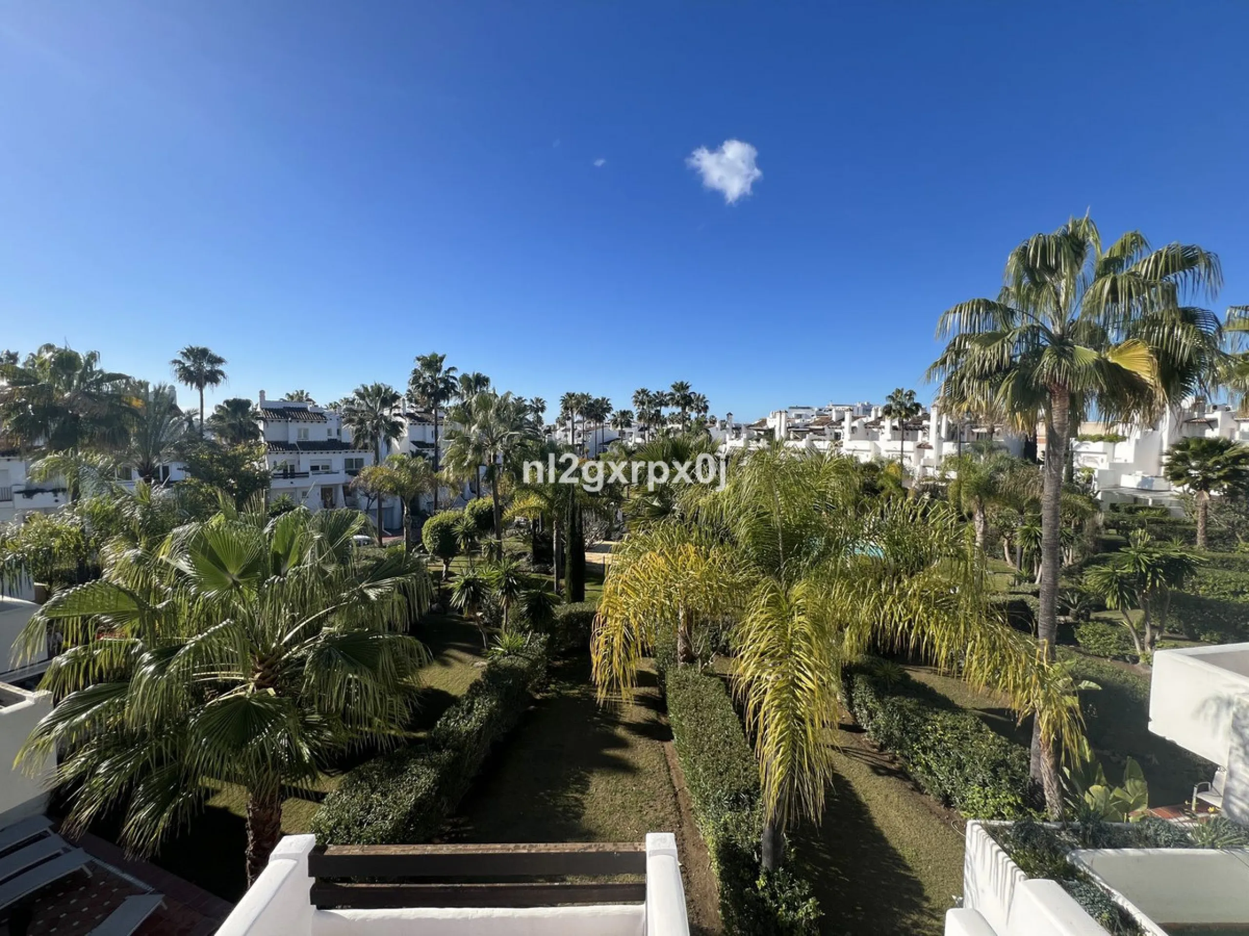 House - Semi-Detached House в продаже в Estepona, Málaga. В доме 3 спален и 3 ванных комнат. Площадь дома 338 м². Площадь участка 200 м²