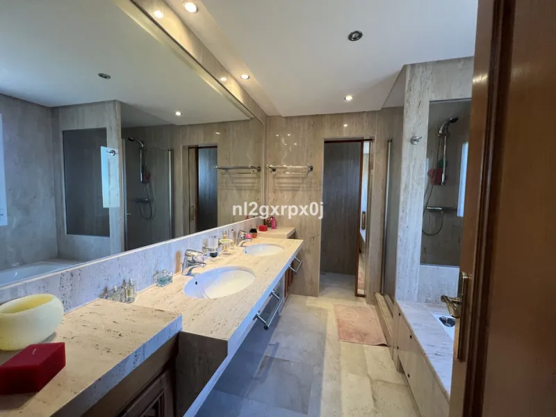 House - Semi-Detached House в продаже в Estepona, Málaga. В доме 3 спален и 3 ванных комнат. Площадь дома 338 м². Площадь участка 200 м²