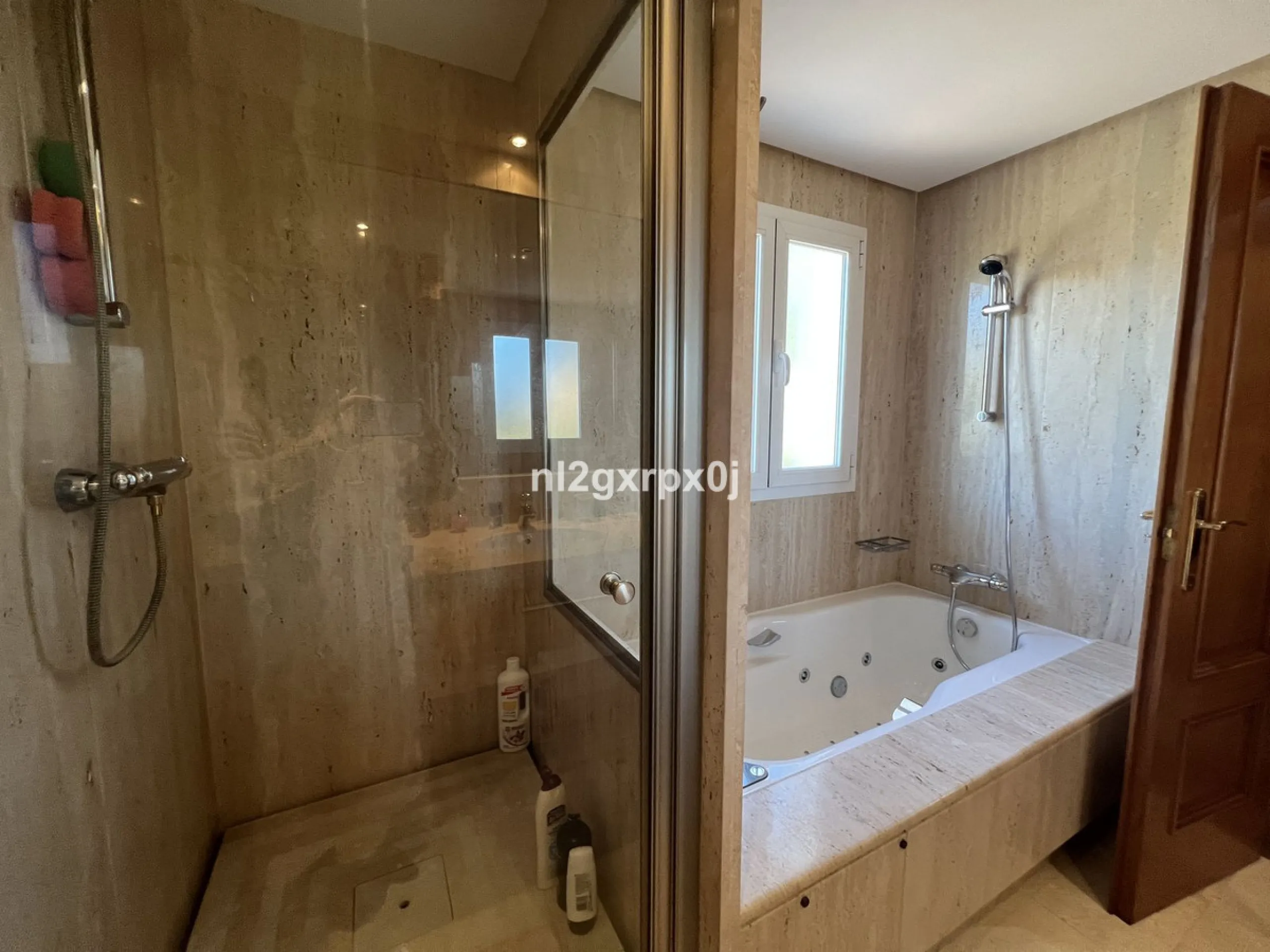 House - Semi-Detached House в продаже в Estepona, Málaga. В доме 3 спален и 3 ванных комнат. Площадь дома 338 м². Площадь участка 200 м²