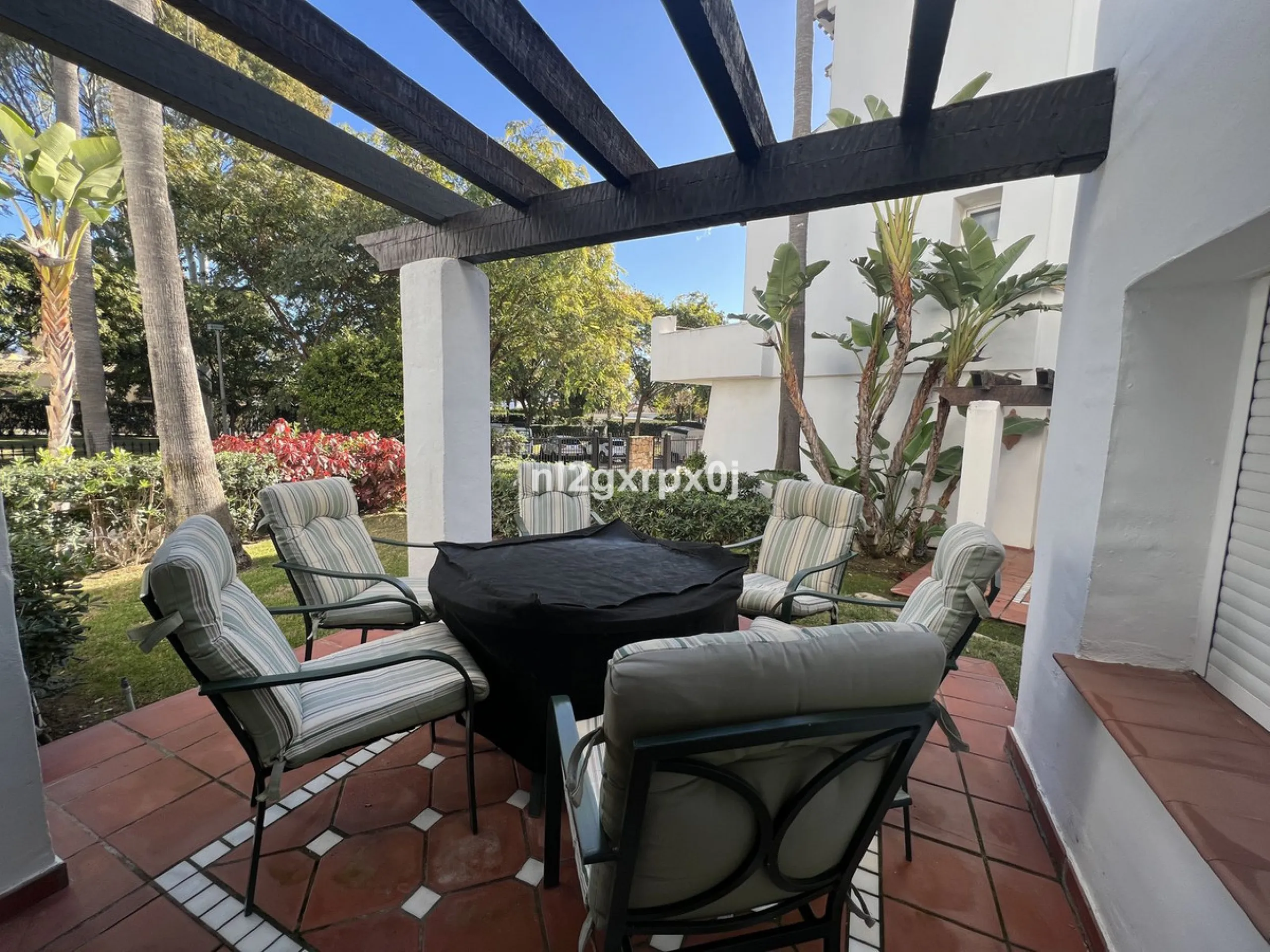 House - Semi-Detached House в продаже в Estepona, Málaga. В доме 3 спален и 3 ванных комнат. Площадь дома 338 м². Площадь участка 200 м²