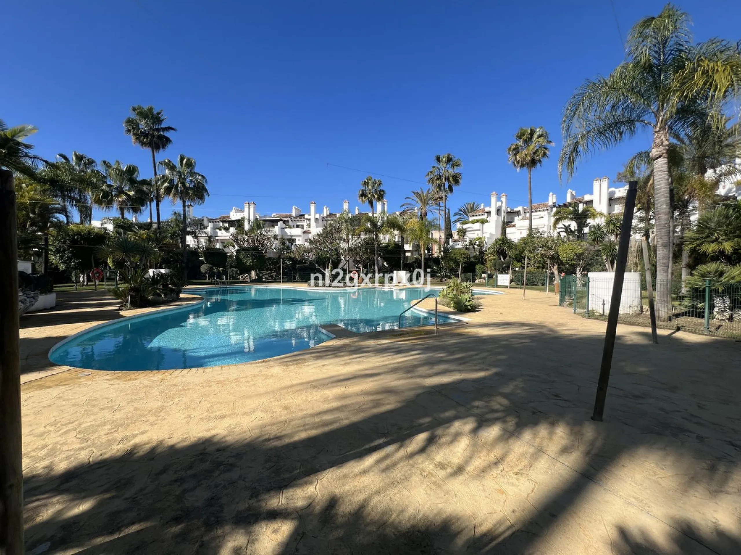 House - Semi-Detached House в продаже в Estepona, Málaga. В доме 3 спален и 3 ванных комнат. Площадь дома 338 м². Площадь участка 200 м²