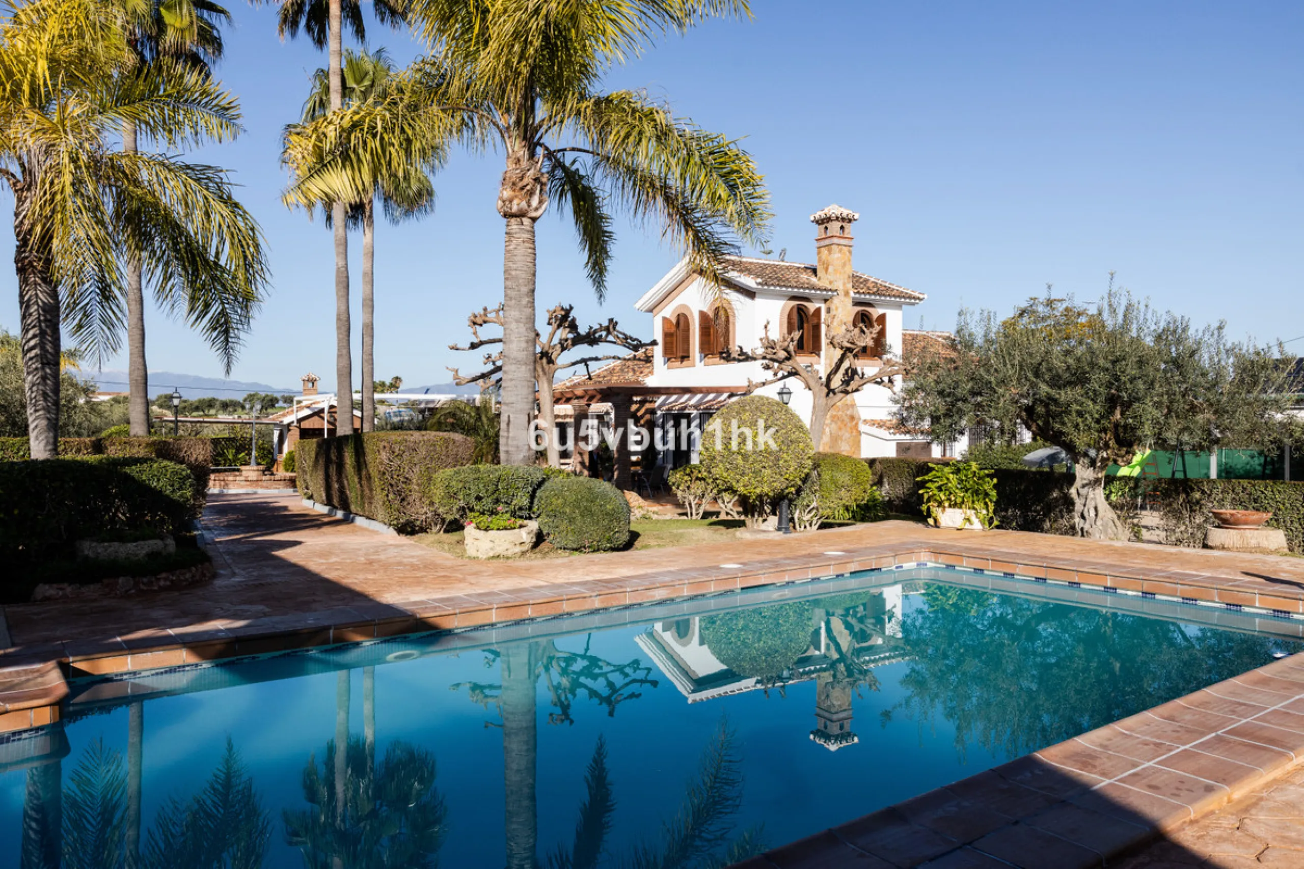 This exceptional villa is situated on a sprawling 6,188-square-meter plot adorned with 80 productive olive trees. With 300 square meters of thoughtfully designed living space, the property combines comfort, functionality, and stunning natural surroundings