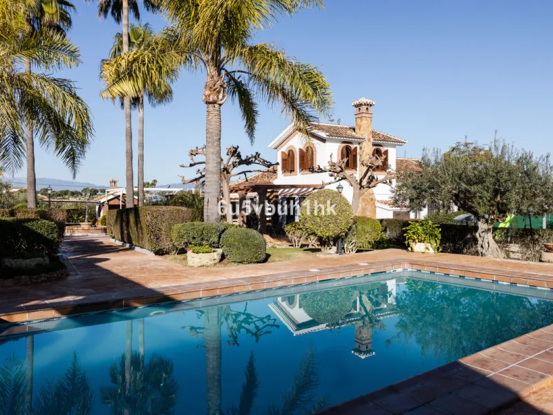 This exceptional villa is situated on a sprawling 6,188-square-meter plot adorned with 80 productive olive trees. With 300 square meters of thoughtfully designed living space, the property combines comfort, functionality, and stunning natural surroundings