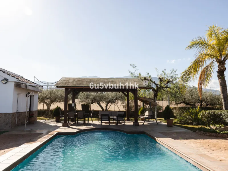 This exceptional villa is situated on a sprawling 6,188-square-meter plot adorned with 80 productive olive trees. With 300 square meters of thoughtfully designed living space, the property combines comfort, functionality, and stunning natural surroundings