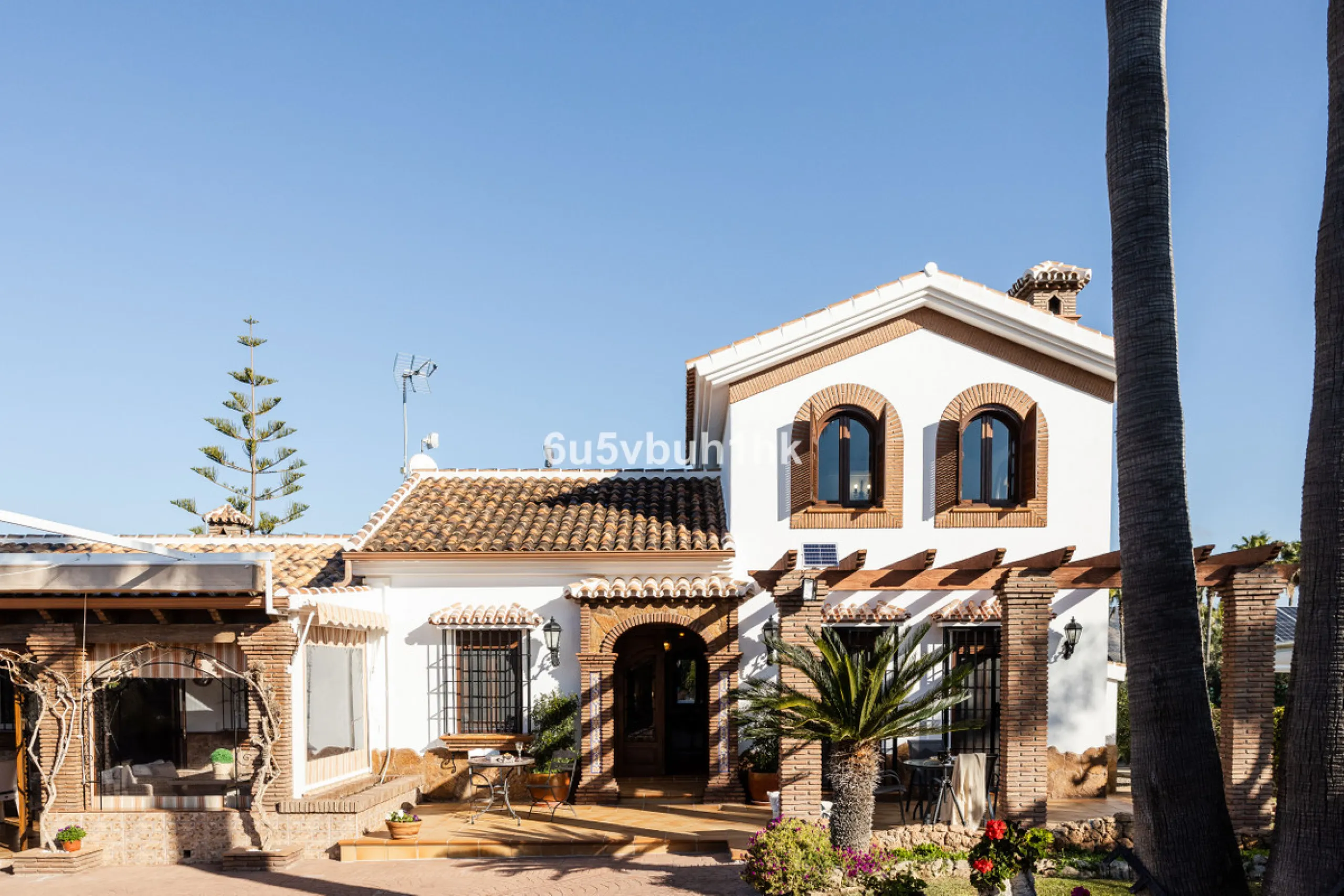 This exceptional villa is situated on a sprawling 6,188-square-meter plot adorned with 80 productive olive trees. With 300 square meters of thoughtfully designed living space, the property combines comfort, functionality, and stunning natural surroundings