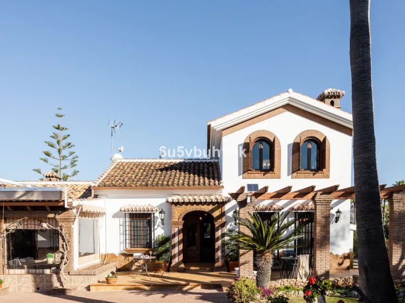 This exceptional villa is situated on a sprawling 6,188-square-meter plot adorned with 80 productive olive trees. With 300 square meters of thoughtfully designed living space, the property combines comfort, functionality, and stunning natural surroundings