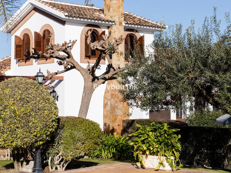 This exceptional villa is situated on a sprawling 6,188-square-meter plot adorned with 80 productive olive trees. With 300 square meters of thoughtfully designed living space, the property combines comfort, functionality, and stunning natural surroundings