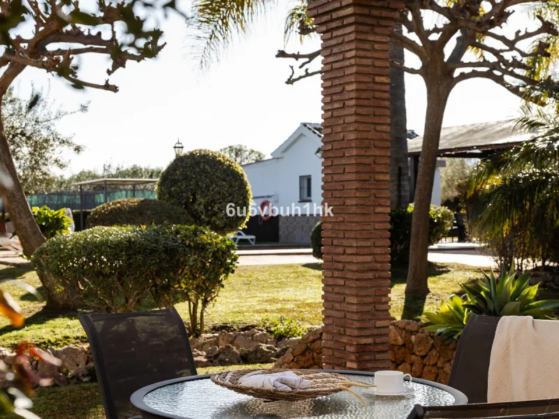 This exceptional villa is situated on a sprawling 6,188-square-meter plot adorned with 80 productive olive trees. With 300 square meters of thoughtfully designed living space, the property combines comfort, functionality, and stunning natural surroundings