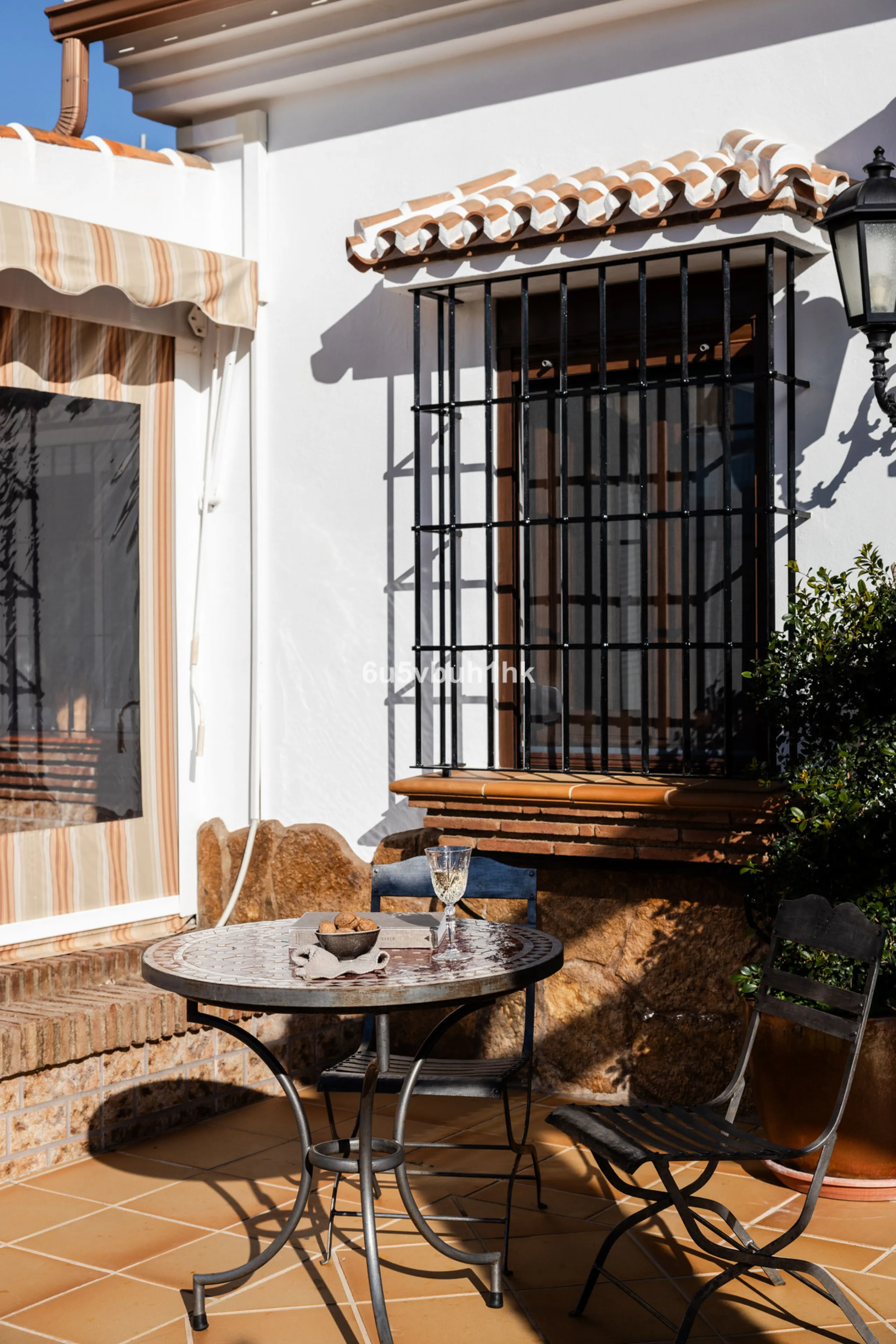 This exceptional villa is situated on a sprawling 6,188-square-meter plot adorned with 80 productive olive trees. With 300 square meters of thoughtfully designed living space, the property combines comfort, functionality, and stunning natural surroundings