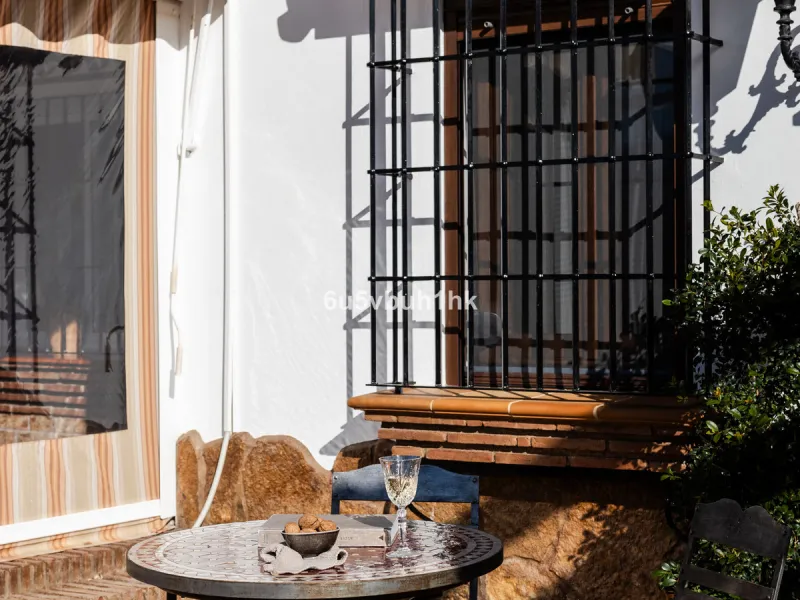 This exceptional villa is situated on a sprawling 6,188-square-meter plot adorned with 80 productive olive trees. With 300 square meters of thoughtfully designed living space, the property combines comfort, functionality, and stunning natural surroundings