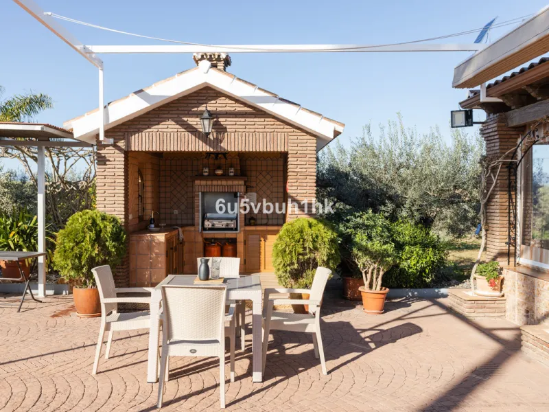 This exceptional villa is situated on a sprawling 6,188-square-meter plot adorned with 80 productive olive trees. With 300 square meters of thoughtfully designed living space, the property combines comfort, functionality, and stunning natural surroundings