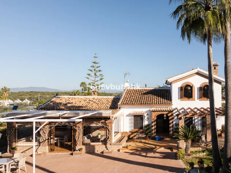 This exceptional villa is situated on a sprawling 6,188-square-meter plot adorned with 80 productive olive trees. With 300 square meters of thoughtfully designed living space, the property combines comfort, functionality, and stunning natural surroundings