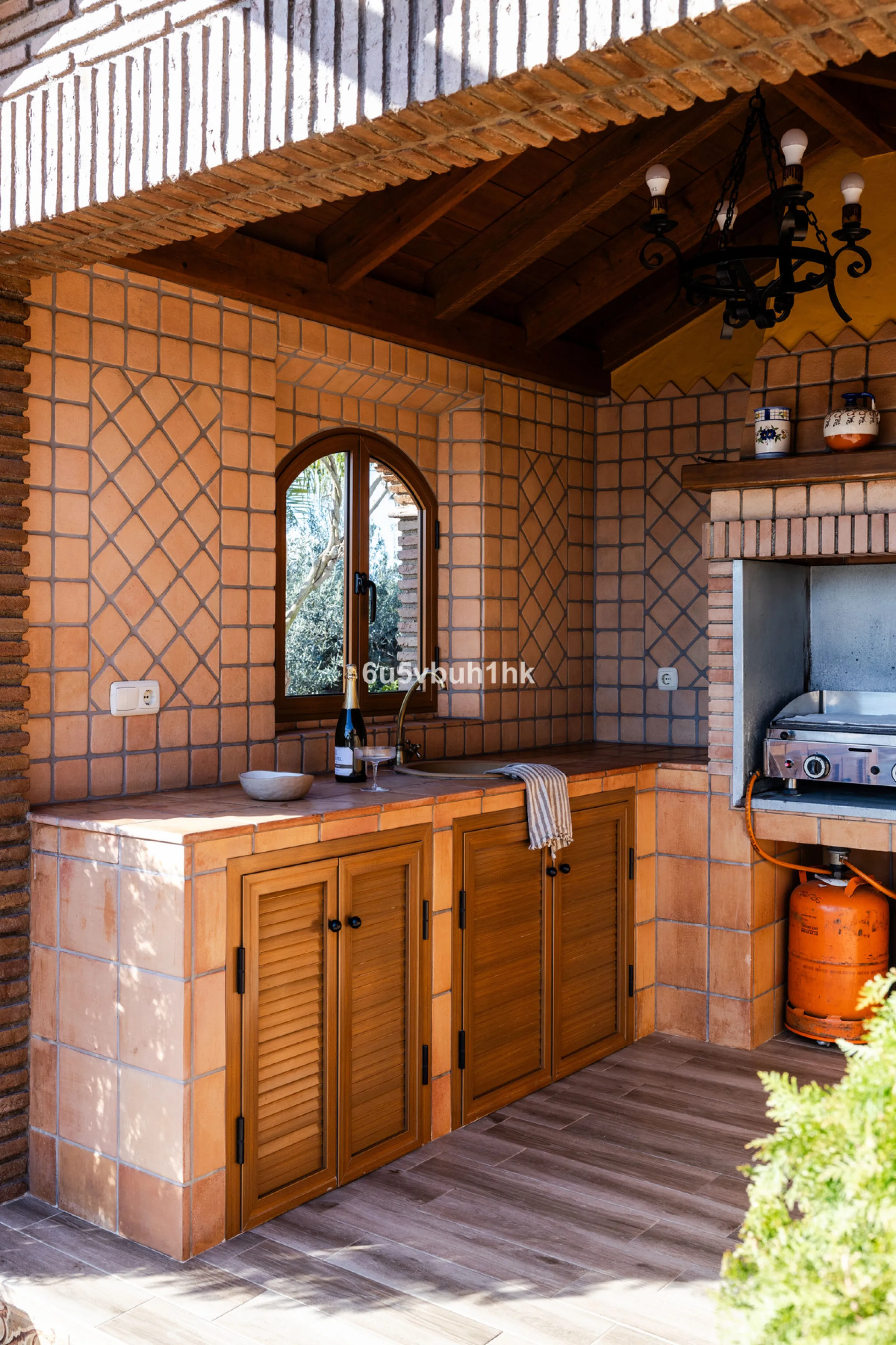 This exceptional villa is situated on a sprawling 6,188-square-meter plot adorned with 80 productive olive trees. With 300 square meters of thoughtfully designed living space, the property combines comfort, functionality, and stunning natural surroundings