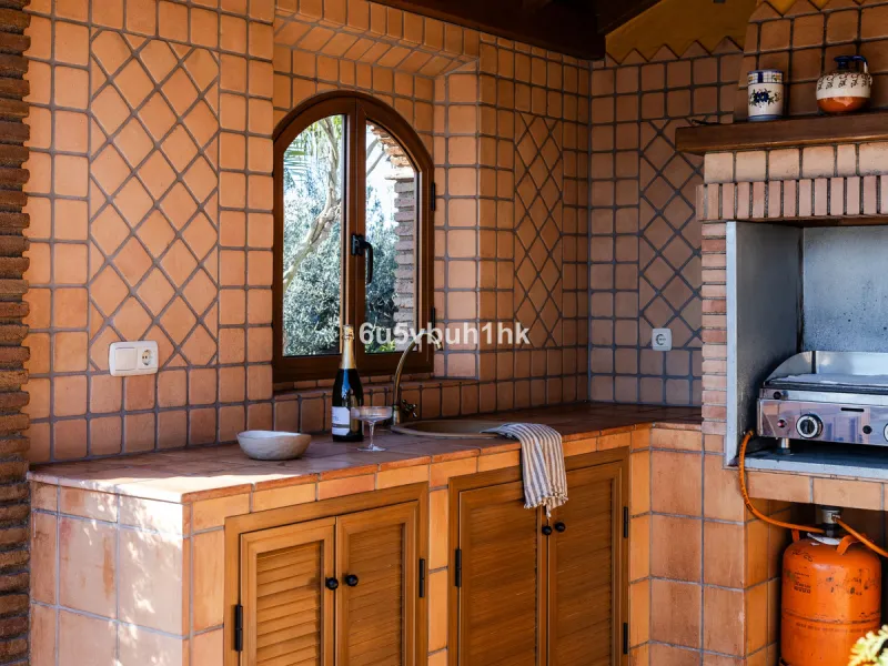 This exceptional villa is situated on a sprawling 6,188-square-meter plot adorned with 80 productive olive trees. With 300 square meters of thoughtfully designed living space, the property combines comfort, functionality, and stunning natural surroundings