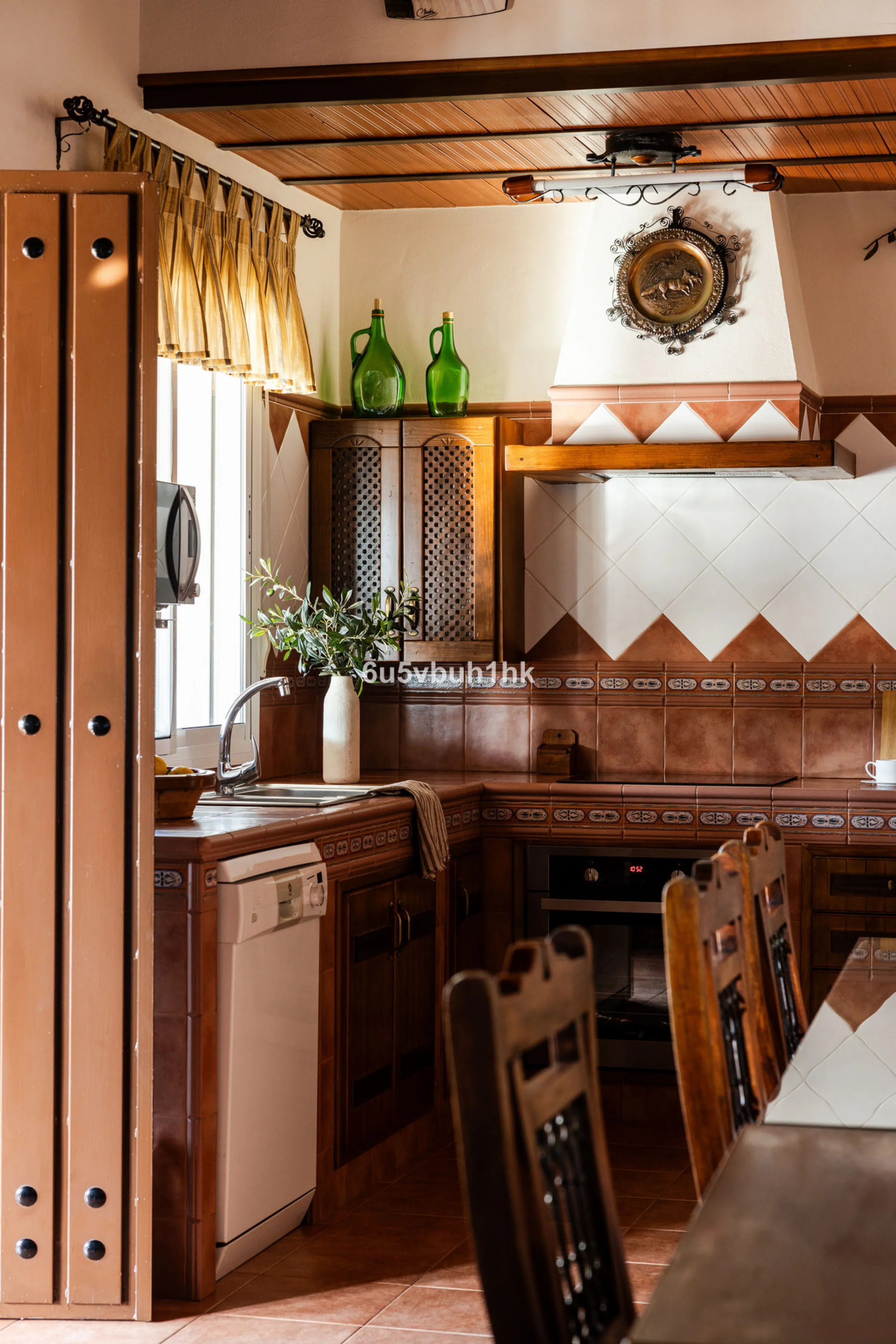 This exceptional villa is situated on a sprawling 6,188-square-meter plot adorned with 80 productive olive trees. With 300 square meters of thoughtfully designed living space, the property combines comfort, functionality, and stunning natural surroundings