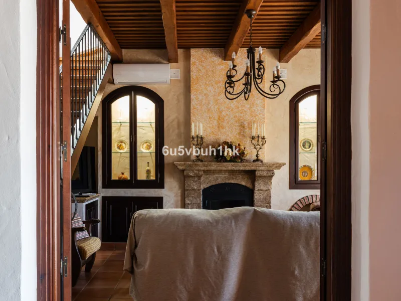 This exceptional villa is situated on a sprawling 6,188-square-meter plot adorned with 80 productive olive trees. With 300 square meters of thoughtfully designed living space, the property combines comfort, functionality, and stunning natural surroundings