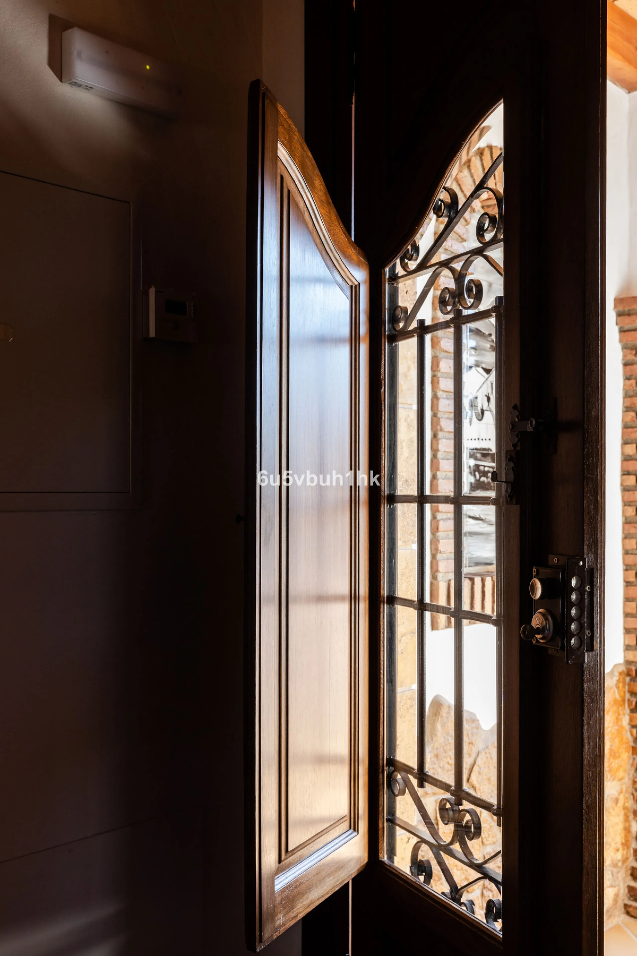 This exceptional villa is situated on a sprawling 6,188-square-meter plot adorned with 80 productive olive trees. With 300 square meters of thoughtfully designed living space, the property combines comfort, functionality, and stunning natural surroundings
