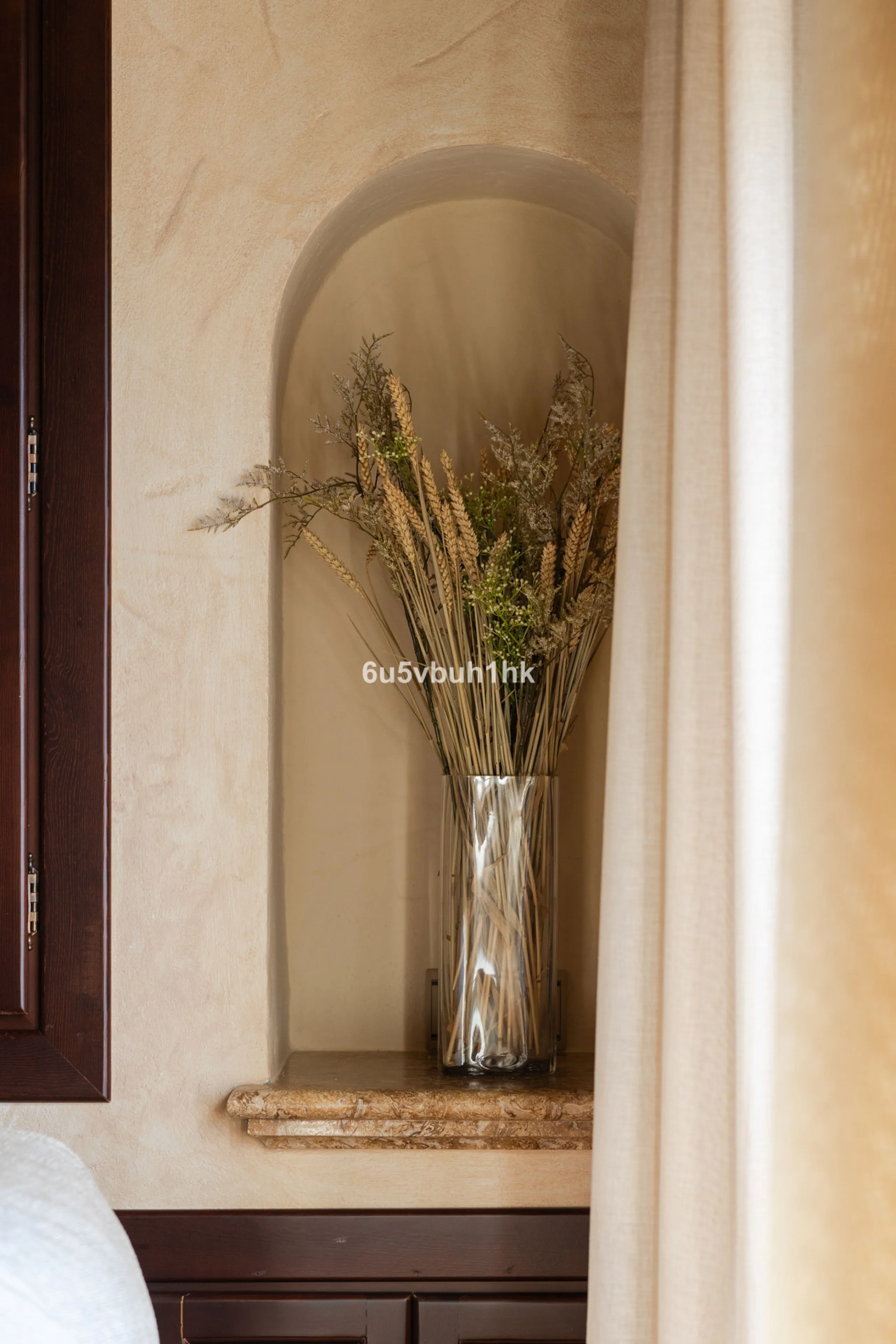 This exceptional villa is situated on a sprawling 6,188-square-meter plot adorned with 80 productive olive trees. With 300 square meters of thoughtfully designed living space, the property combines comfort, functionality, and stunning natural surroundings