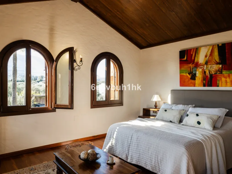 This exceptional villa is situated on a sprawling 6,188-square-meter plot adorned with 80 productive olive trees. With 300 square meters of thoughtfully designed living space, the property combines comfort, functionality, and stunning natural surroundings
