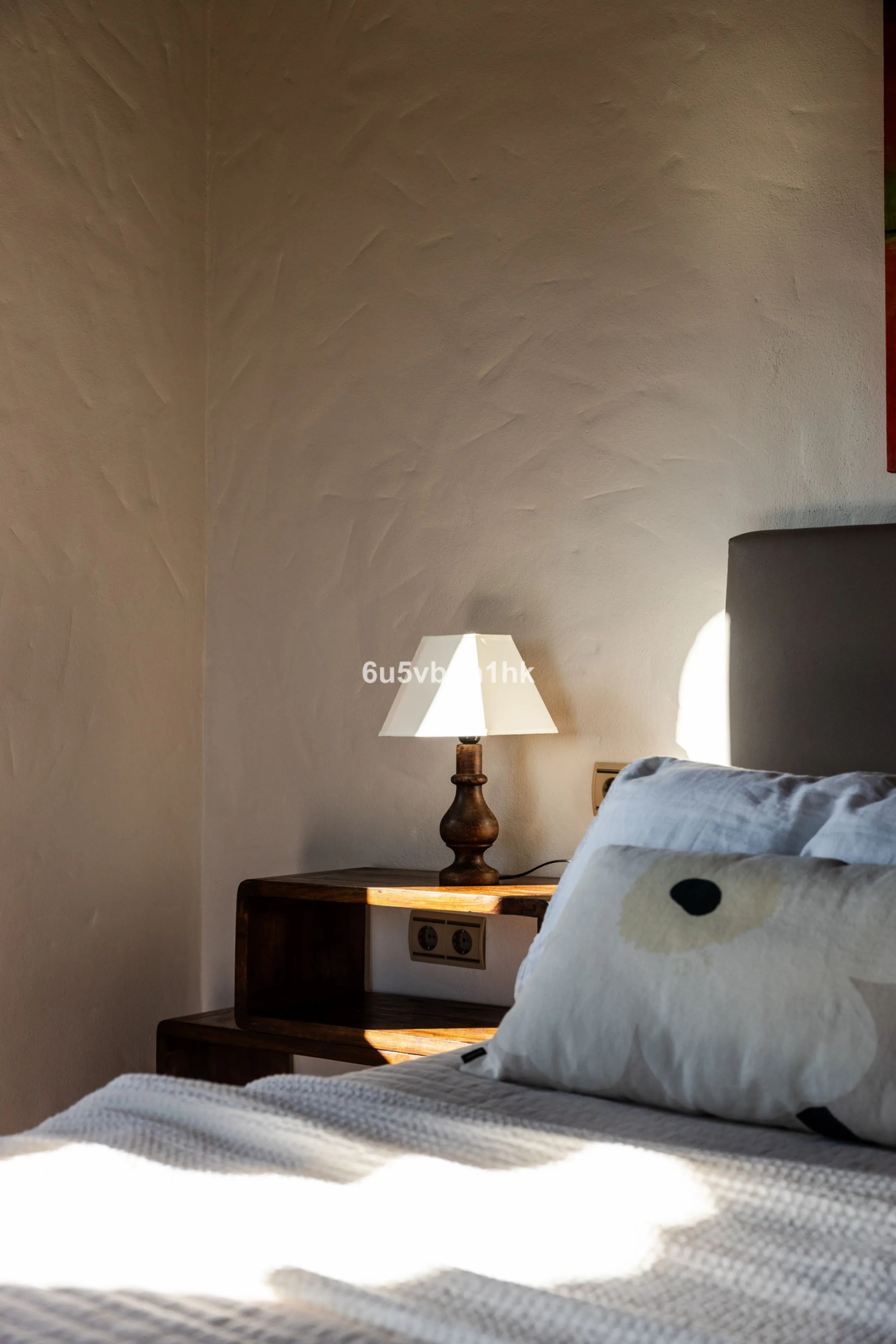 This exceptional villa is situated on a sprawling 6,188-square-meter plot adorned with 80 productive olive trees. With 300 square meters of thoughtfully designed living space, the property combines comfort, functionality, and stunning natural surroundings