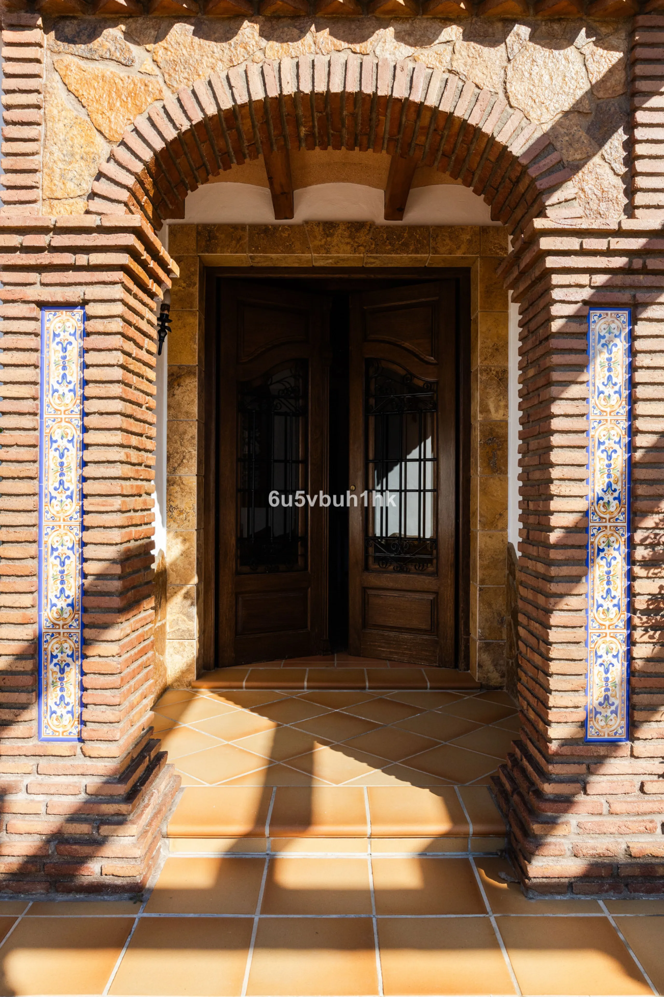 This exceptional villa is situated on a sprawling 6,188-square-meter plot adorned with 80 productive olive trees. With 300 square meters of thoughtfully designed living space, the property combines comfort, functionality, and stunning natural surroundings