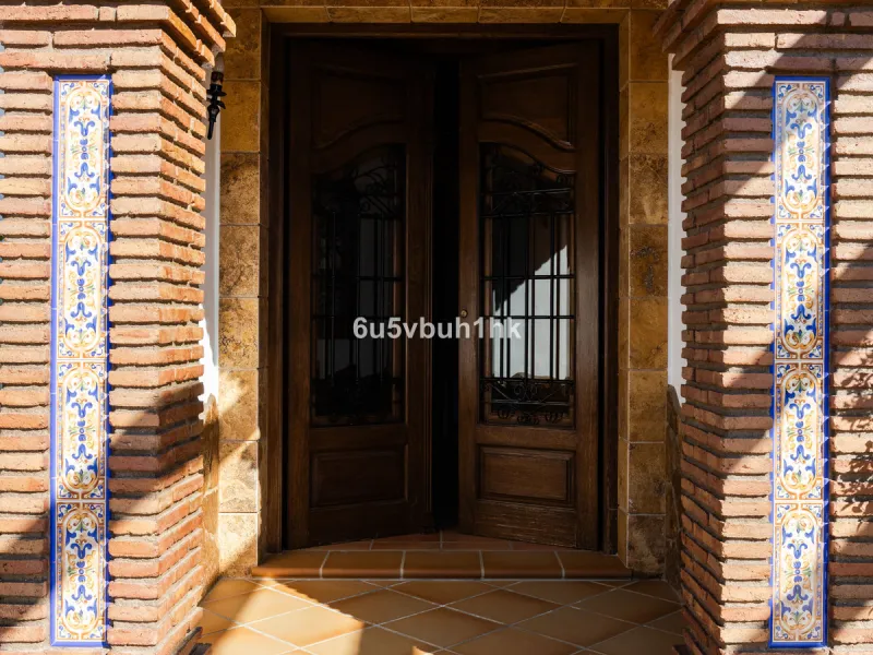 This exceptional villa is situated on a sprawling 6,188-square-meter plot adorned with 80 productive olive trees. With 300 square meters of thoughtfully designed living space, the property combines comfort, functionality, and stunning natural surroundings