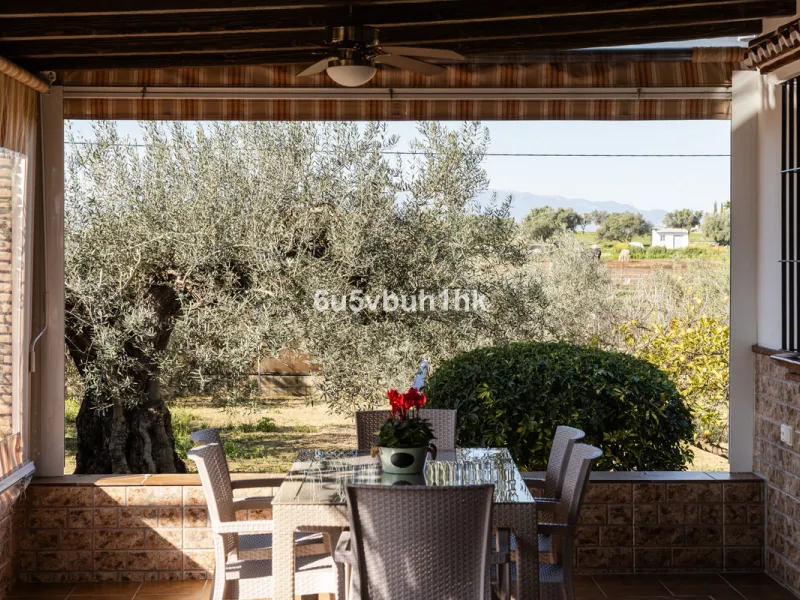 This exceptional villa is situated on a sprawling 6,188-square-meter plot adorned with 80 productive olive trees. With 300 square meters of thoughtfully designed living space, the property combines comfort, functionality, and stunning natural surroundings