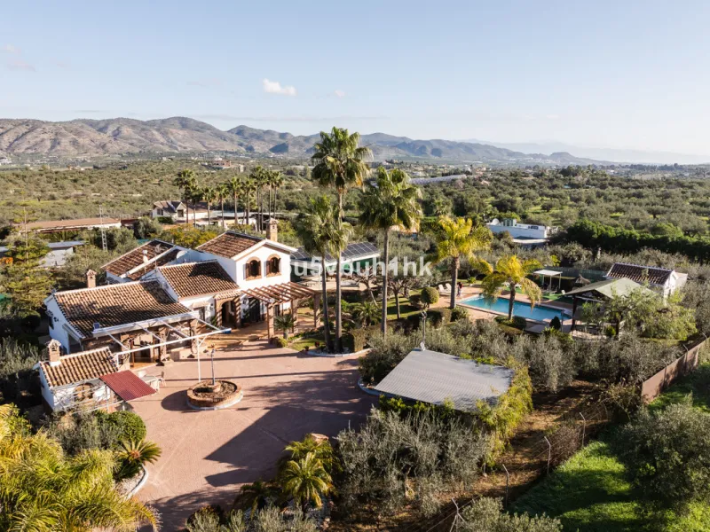 This exceptional villa is situated on a sprawling 6,188-square-meter plot adorned with 80 productive olive trees. With 300 square meters of thoughtfully designed living space, the property combines comfort, functionality, and stunning natural surroundings