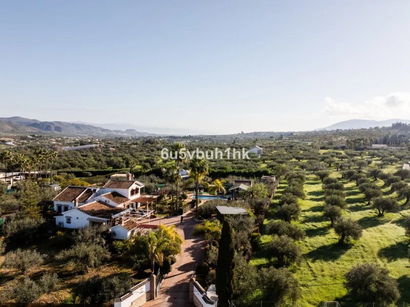 This exceptional villa is situated on a sprawling 6,188-square-meter plot adorned with 80 productive olive trees. With 300 square meters of thoughtfully designed living space, the property combines comfort, functionality, and stunning natural surroundings