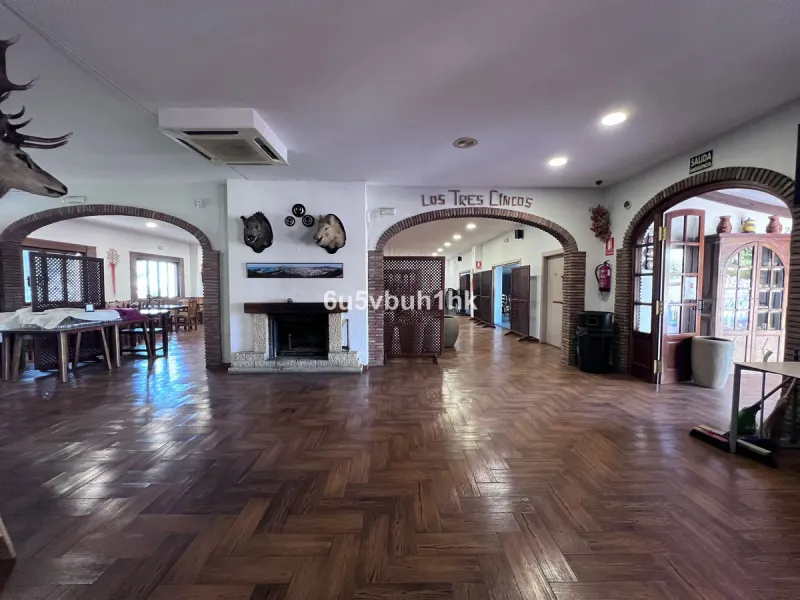 Seize the opportunity to own an extraordinary country estate in the breathtaking Montes de Málaga, just 10 minutes from the city center and 25 minutes from the airport.