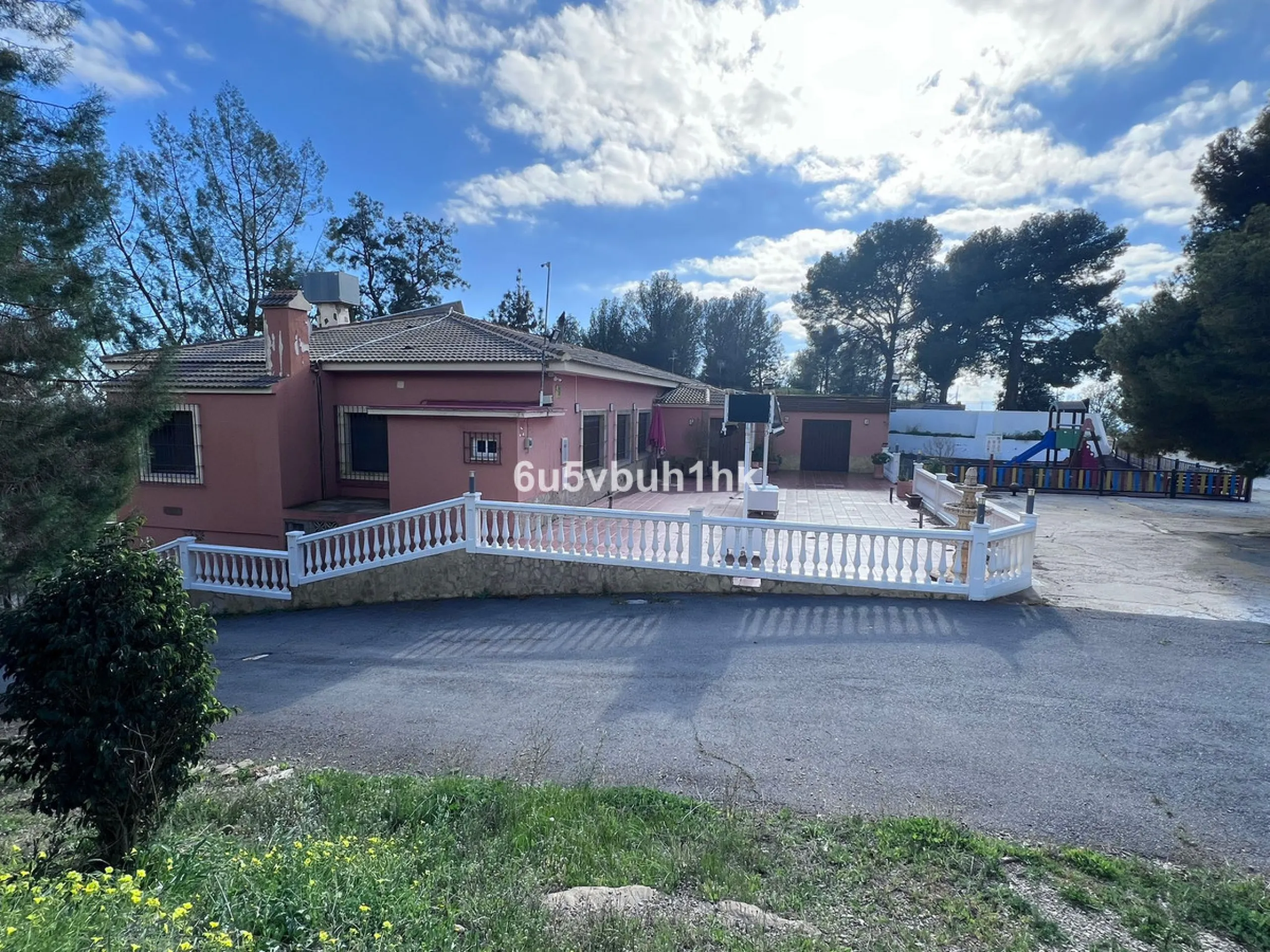 Seize the opportunity to own an extraordinary country estate in the breathtaking Montes de Málaga, just 10 minutes from the city center and 25 minutes from the airport.
