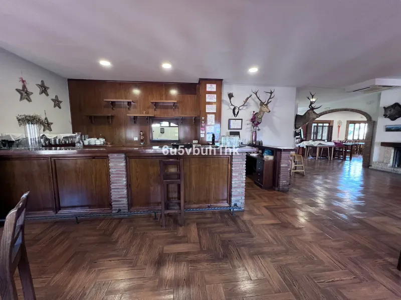 Seize the opportunity to own an extraordinary country estate in the breathtaking Montes de Málaga, just 10 minutes from the city center and 25 minutes from the airport.
