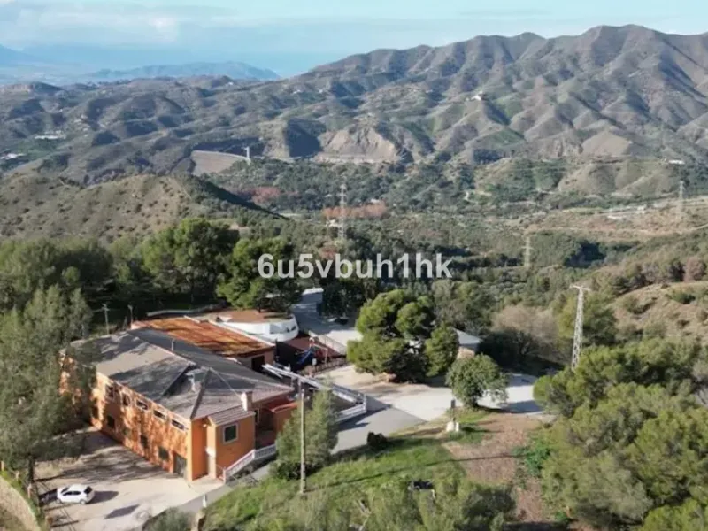 Seize the opportunity to own an extraordinary country estate in the breathtaking Montes de Málaga, just 10 minutes from the city center and 25 minutes from the airport.