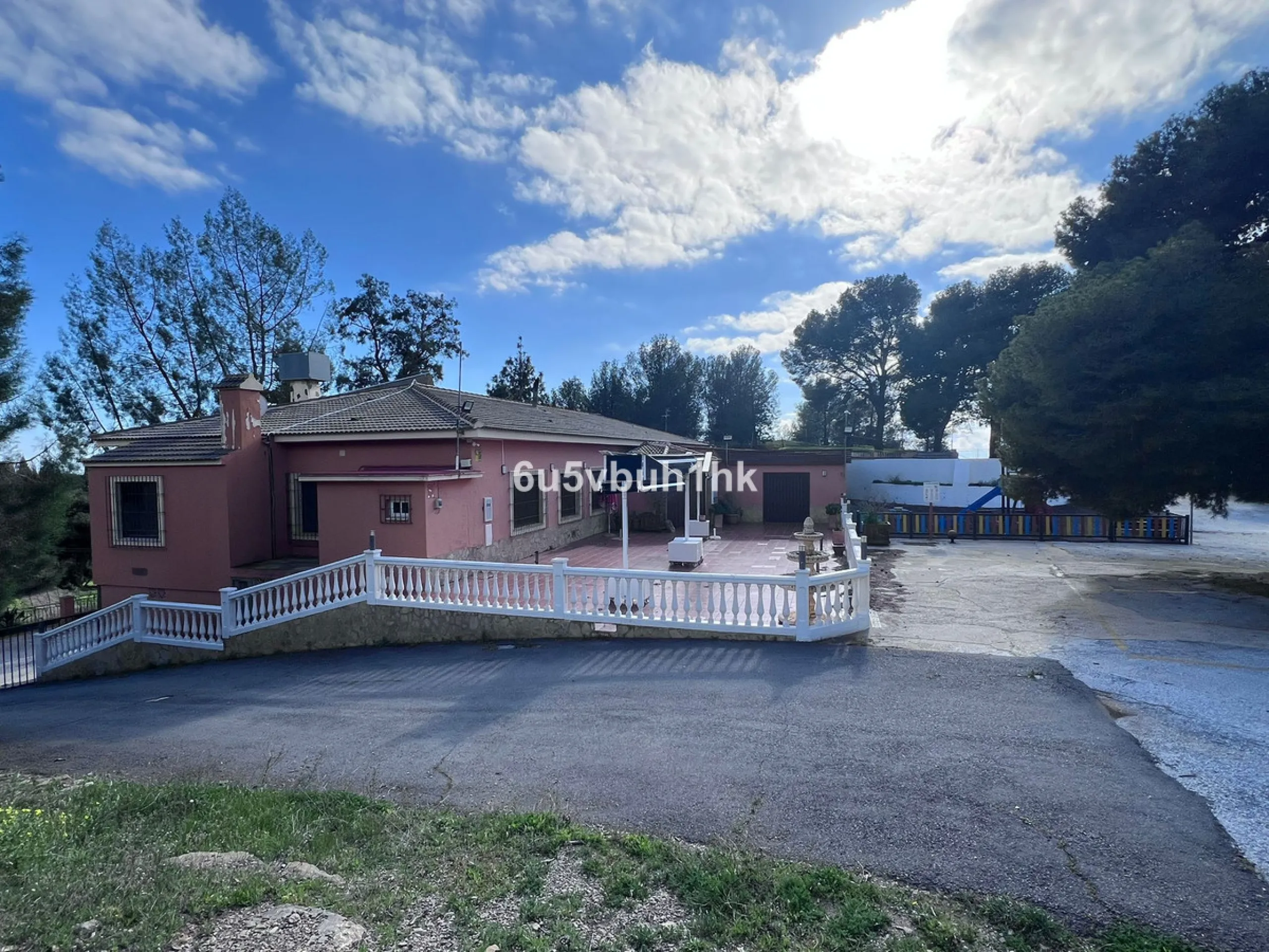 Seize the opportunity to own an extraordinary country estate in the breathtaking Montes de Málaga, just 10 minutes from the city center and 25 minutes from the airport.