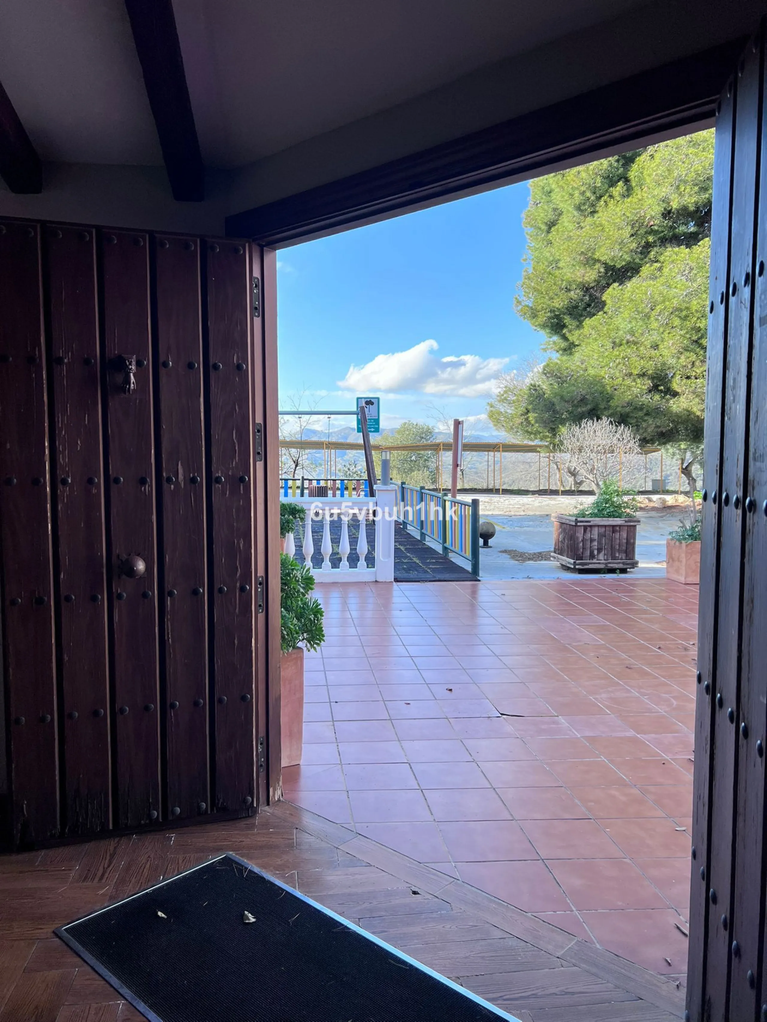 Seize the opportunity to own an extraordinary country estate in the breathtaking Montes de Málaga, just 10 minutes from the city center and 25 minutes from the airport.